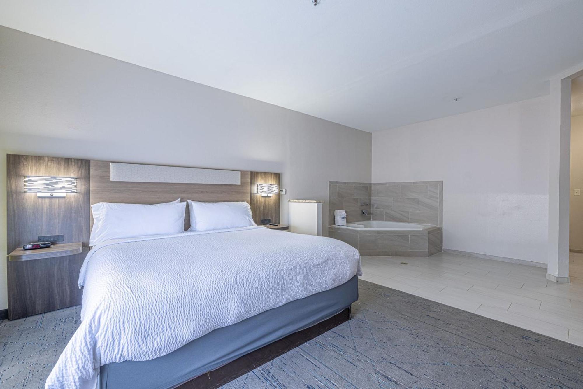 Holiday Inn Express & Suites College Station By Ihg Екстериор снимка